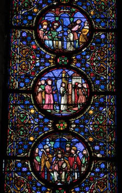 Troyes, Fransa - 31 Ağustos 2018: Troyes Katedrali 'nde Saint Peter ve Saint Paul' e adanmış renkli vitray pencereler. Franc