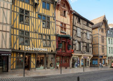 Troyes, Fransa - 31 Ağustos 2018: Troyes 'teki eski kasabanın manzarası - Champagne bölgesinin Aube departmanının başkenti. Fransa. Birçok yarı keresteli ev (çoğunlukla 16. yüzyıla ait) eski kasabada hayatta kalmaktadır.