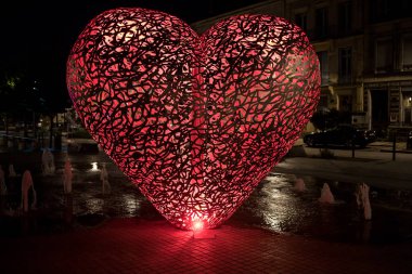 Troyes, Fransa - 31 Ağustos 2018: Troyes kalp Thtre de Champagne karşısında eski kanalı'nın kıyısında pride of yerini almıştır. Troyes. Aube Champagne-Ardenne, Fransa. 