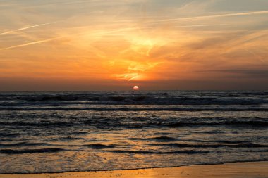 Deniz turuncu gökyüzü karşı doğal görünümü