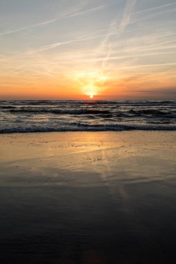 Deniz turuncu gökyüzü karşı doğal görünümü