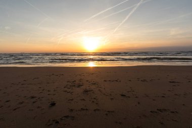 Deniz turuncu gökyüzü karşı doğal görünümü