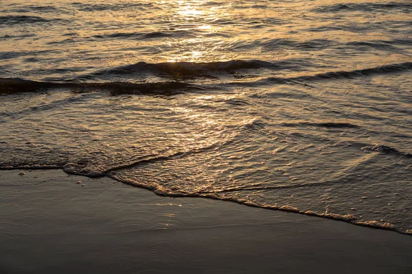 美しい海の波と夕日の砂浜のビーチ — ストック写真