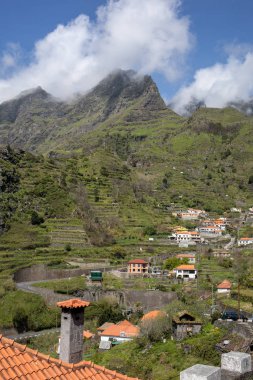 Madeira Adası 'ndaki Boca da Encumeada geçidine bakın. Portekiz