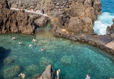 Porto Moniz, Madeira, Portekiz - 18 Nisan 2018: Madeira Adası 'ndaki Porto Moniz' in doğal kaya havuzu. Portekiz. Atlantik Okyanusu 'ndan gelen suyla umumi bir banyo..