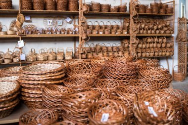 Camacha, Madeira, Portekiz - 19 Nisan 2018: Hasır sepetleri satış Camacha Madeira Adası üzerinde bir fabrika dükkanda. Portekiz