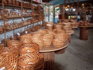 Camacha, Madeira, Portekiz - 19 Nisan 2018: Hasır sepetleri satış Camacha Madeira Adası üzerinde bir fabrika dükkanda. Portekiz