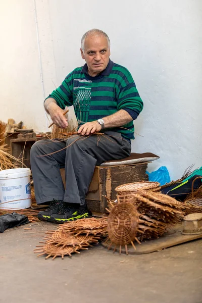 Camacha Madeira Portugal April 2018 Een Mandenwever Aan Het Werk — Stockfoto