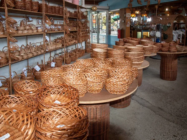 Camacha, Madeira, Portekiz - 19 Nisan 2018: Hasır sepetleri satış Camacha Madeira Adası üzerinde bir fabrika dükkanda. Portekiz