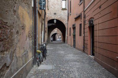 Ferrara, İtalya - 10 Haziran 2017: Via delle Ferrara Volte Ortaçağ çeyreğinde. Emilia-Romagna. İtalya. 