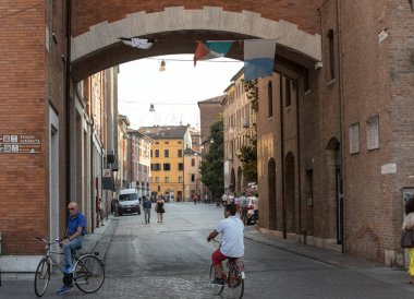 Ferrara, İtalya - 10 Haziran 2017: Eski küçük taş Ortaçağ Caddesi Ferrara, İtalya'nın tarihi merkezinde