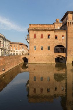 Ferrara, İtalya - 10 Haziran 2017: 14. yüzyıldan kalma dört kuleli kale, Ferrara, Emilia-Romagna, İtalya