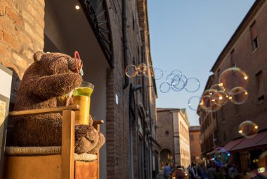 Ferrara, İtalya - 10 Haziran 2017: Ferrara kabarcıklar üfleme, oyuncak ayı. Alegori seçim ilkesi sözler