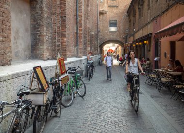 Ferrara, İtalya - 10 Haziran 2017: Eski küçük taş Ortaçağ Caddesi Ferrara, İtalya'nın tarihi merkezinde