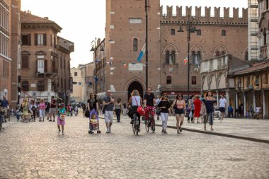 Ferrara, İtalya - 10 Haziran 2017: Via Trento Trieste Ferrara, Ferrara tarihi merkezi, Italy.Square, vatandaşlık ve turistlerin buluşma yeri