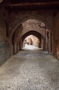 Ferrara, İtalya - 10 Haziran 2017: Via delle Ferrara Volte Ortaçağ çeyreğinde. Emilia-Romagna. İtalya. 