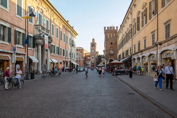 Ferrara, İtalya - 10 Haziran 2017: Ferrara, İtalya'nın tarihi merkezi sokakta