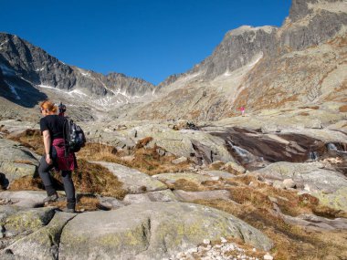 Vysoke Tatry, Slovakya - 11 Ekim 2018: Beş SPI göller Vadisi. Yüksek Tatra Dağları, Slovakya.