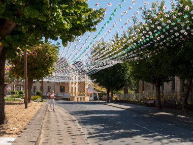Saint Cyprien, Fransa - 4 Eylül 2018: Saint Cyprien, Fransa Felibree yaz boyunca renkli cadde süslemeleri. Bir felibree bir kasaba veya köy Dordogne içinde her yıl yer alır bir geleneksel Oksitanca festivaldir.