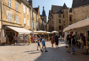Sarlat, Fransa - 2 Eylül 2018: Place de la Liberte Sarlat la Caneda Dordogne bölümü, Aquitaine, Fransa içinde çevreleyen tarihi evleri