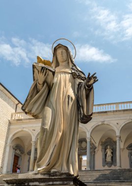 Montecassino, İtalya - 17 Haziran 2017: Mermer s. Campi Carrara, Bramante Cloister, Montecassino Benedictine abbey tarafından St. Scholastica heykeli. İtalya