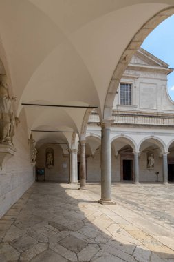 Montecassino, İtalya - 17 Haziran 2017: Cloister Benedictine abbey Montecassino. İtalya
