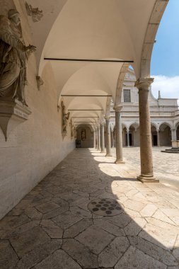 Montecassino, İtalya - 17 Haziran 2017: Cloister Benedictine abbey Montecassino. İtalya