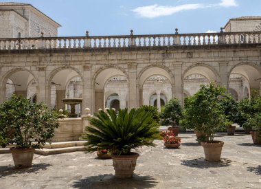 Montecassino, İtalya - 17 Haziran 2017: Cloister Benedictine abbey Montecassino. İtalya