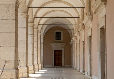 Montecassino, İtalya - 17 Haziran 2017: Cloister Benedictine abbey Montecassino. İtalya