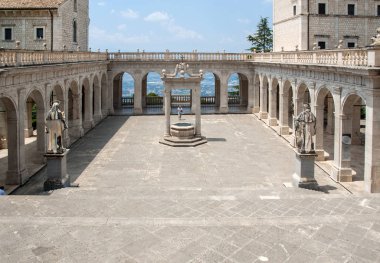 Montecassino, İtalya - 17 Haziran 2017: Sarnıç Cloister Bramante, Montecassino Benedictine abbey içinde. İtalya