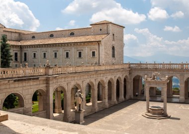 Montecassino, İtalya - 17 Haziran 2017: Sarnıç Cloister Bramante, Montecassino Benedictine abbey içinde. İtalya