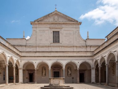 Montecassino, İtalya - 17 Haziran 2017: Cloister Benedictine abbey Montecassino. İtalya