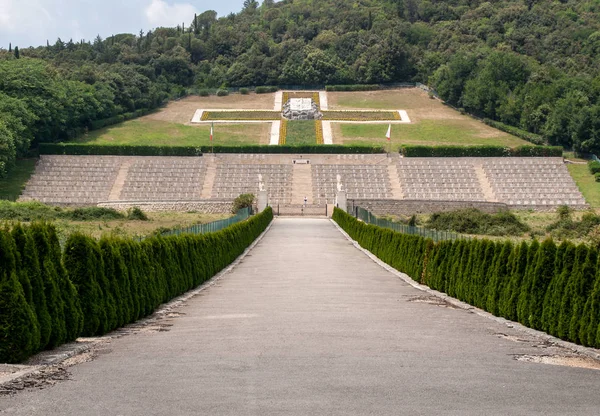 Montecassino 意大利 2017年6月17日 波兰战争公墓在蒙特卡洛 Cassino 波兰战士的坟墓在 Cassino 战斗死了从11到1944年5月19日 意大利 — 图库照片