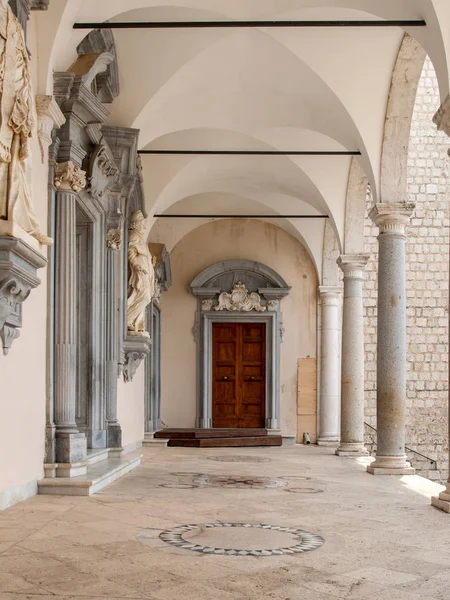 Montecassino, İtalya - 17 Haziran 2017: Cloister Benedictine abbey Montecassino. İtalya