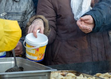 Krakov, Polonya - 16 Aralık 2018: Noel arifesi yoksul ve Cracow ana meydanında evsizlere için. Her yıl grup Kosciuszko Cracow açık havada büyük eve hazırlar. Polonya