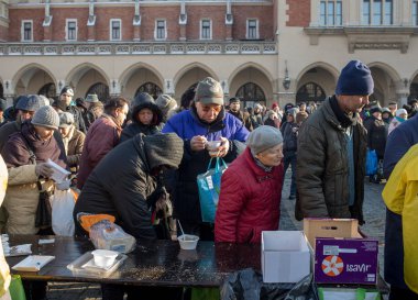 Krakov, Polonya - 16 Aralık 2018: Noel arifesi yoksul ve Cracow ana meydanında evsizlere için. Her yıl grup Kosciuszko Cracow açık havada büyük eve hazırlar. Polonya