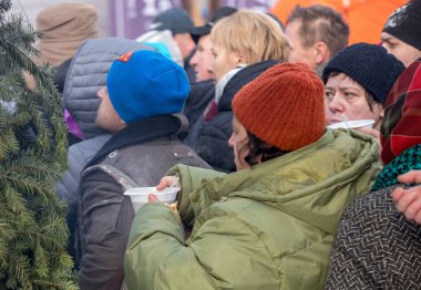 Krakov, Polonya - 16 Aralık 2018: Noel arifesi yoksul ve Cracow ana meydanında evsizlere için. Her yıl grup Kosciuszko Cracow açık havada büyük eve hazırlar. Polonya