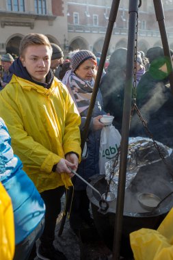 Krakov, Polonya - 16 Aralık 2018: Noel arifesi yoksul ve Cracow ana meydanında evsizlere için. Her yıl grup Kosciuszko Cracow açık havada büyük eve hazırlar. Polonya