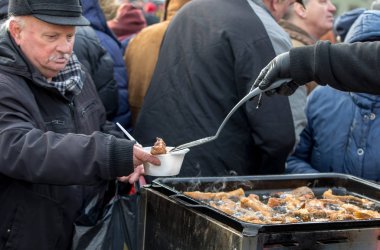 Krakov, Polonya - 16 Aralık 2018: Noel arifesi yoksul ve Cracow ana meydanında evsizlere için. Her yıl grup Kosciuszko Cracow açık havada büyük eve hazırlar. Polonya