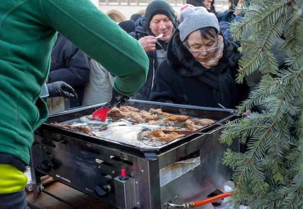 Krakov, Polonya - 16 Aralık 2018: Noel arifesi yoksul ve Cracow ana meydanında evsizlere için. Her yıl grup Kosciuszko Cracow açık havada büyük eve hazırlar. Polonya