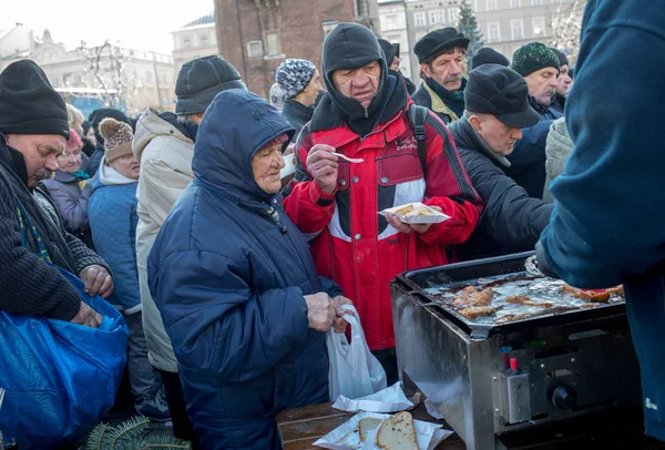 Krakov, Polonya - 16 Aralık 2018: Noel arifesi yoksul ve Cracow ana meydanında evsizlere için. Her yıl grup Kosciuszko Cracow açık havada büyük eve hazırlar. Polonya