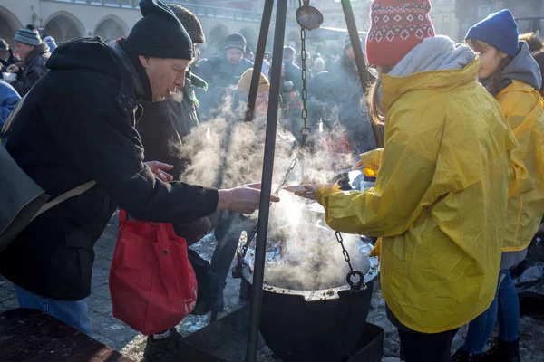 Krakov, Polonya - 16 Aralık 2018: Noel arifesi yoksul ve Cracow ana meydanında evsizlere için. Her yıl grup Kosciuszko Cracow açık havada büyük eve hazırlar. Polonya
