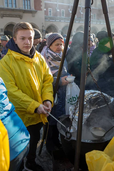 Krakov, Polonya - 16 Aralık 2018: Noel arifesi yoksul ve Cracow ana meydanında evsizlere için. Her yıl grup Kosciuszko Cracow açık havada büyük eve hazırlar. Polonya