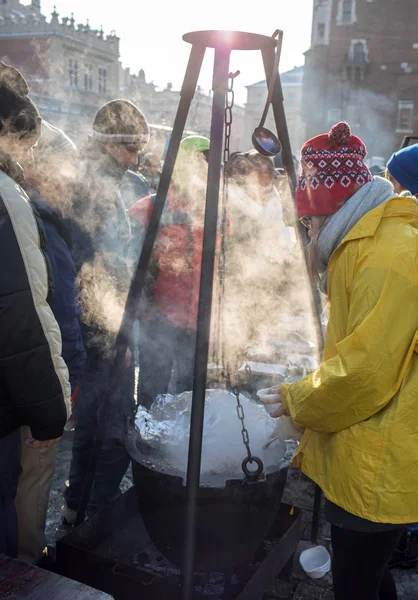 Krakov, Polonya - 16 Aralık 2018: Noel arifesi yoksul ve Cracow ana meydanında evsizlere için. Her yıl grup Kosciuszko Cracow açık havada büyük eve hazırlar. Polonya