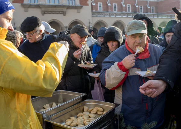 波兰克拉科夫 2018年12月16日 克拉科夫主广场上穷人和无家可归者的圣诞前夜 科西乌什科组织都会在克拉科夫的露天准备最伟大的前夜 — 图库照片