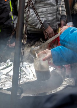 Yoksul ve evsizler için sıcak yemek