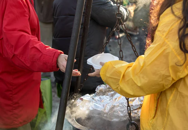 Varm Mat För Fattiga Och Hemlösa — Stockfoto