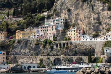 Amalfi görünümünü. Amalfi doğal Amalfi Coast İtalya üzerinde büyüleyici bir tatil beldesi olan.