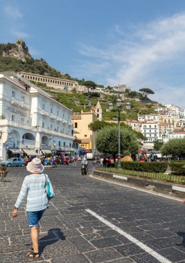 Amalfi, İtalya - 16 Haziran 2017: Amalfi, görünümü. Amalfi doğal Amalfi Coast İtalya üzerinde büyüleyici bir tatil beldesi olan.