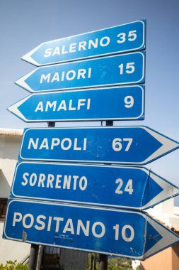 Amalfi Coast, İtalya - 16 Haziran 2017: Yol işaretleri ile almak için yönünü ve Amalfi Coast uzaktan belirtti. İtalya